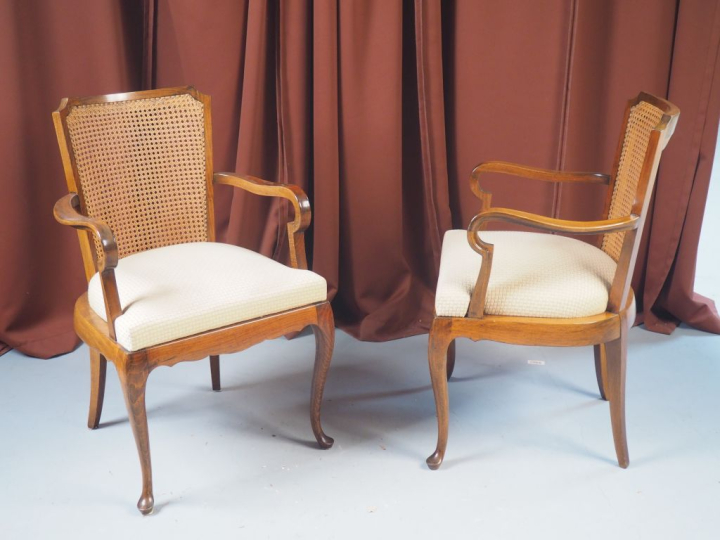 Paire de fauteuils XIXème anglais, dossier cintré et canné, assise gar
