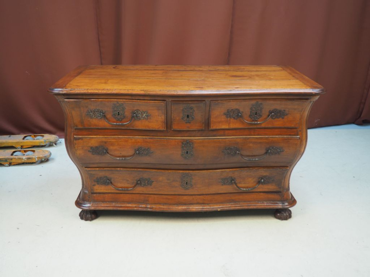 Commode tombeau Louis XV en merisier ouvrant à cinq tiroirs, pieds gri