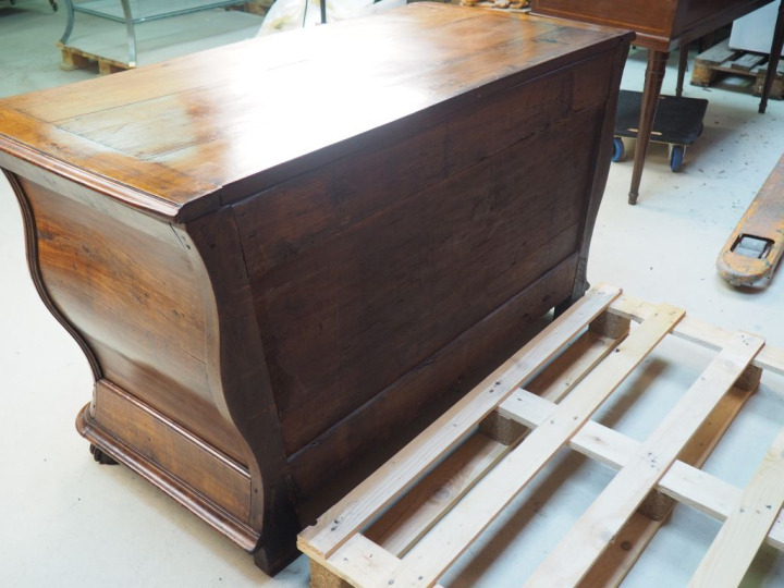 Commode tombeau Louis XV en merisier ouvrant à cinq tiroirs, pieds gri