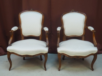 Vente aux enchères Deux fauteuils cabriolets Louis XV en bois naturel mouluré et sculpté,