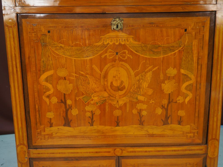 Secrétaire à abattant Louis XVI, en marqueterie, décor dans une réserv
