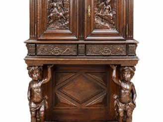 Vente aux enchères Crédence de style Renaissance piétement en forme d'amours en ronde bos