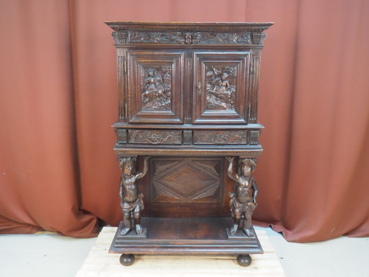 Crédence de style Renaissance piétement en forme d'amours en ronde bos