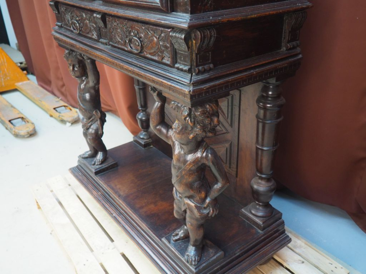Crédence de style Renaissance piétement en forme d'amours en ronde bos