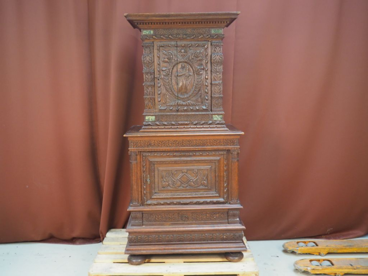 Buffet deux corps de style Renaissance en chêne sculpté, partie supéri