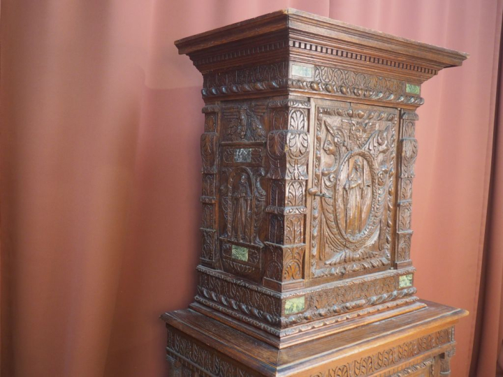 Buffet deux corps de style Renaissance en chêne sculpté, partie supéri