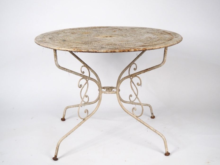 Mobilier de jardin 1900 en fer forgé laqué blanc comprenant :  une tab