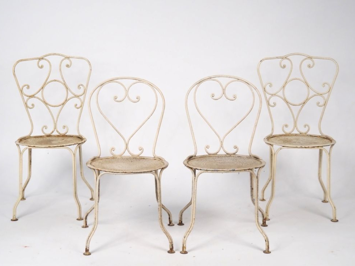 Mobilier de jardin 1900 en fer forgé laqué blanc comprenant :  une tab