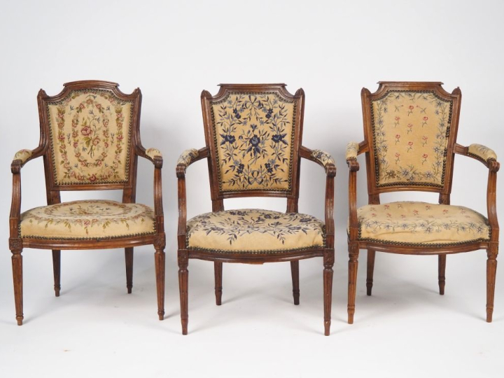 Trois fauteuils cabriolet dont une paire Louis XVI en bois naturel mou
