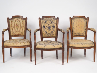 Vente aux enchères Trois fauteuils cabriolet dont une paire Louis XVI en bois naturel mou