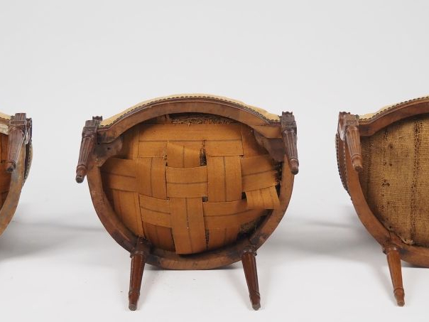 Trois fauteuils cabriolet dont une paire Louis XVI en bois naturel mou