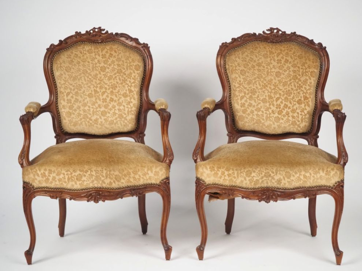 Mobilier de salon 1900 de style Rocaille en noyer mouluré et sculpté c