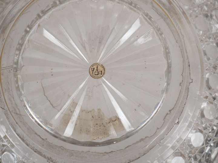 BACCARAT.  Coupe en cristal à décor de croisillons, talon et col dorés
