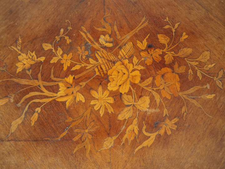Table de salon Napoléon III de style Louis XV en marqueterie décor de 