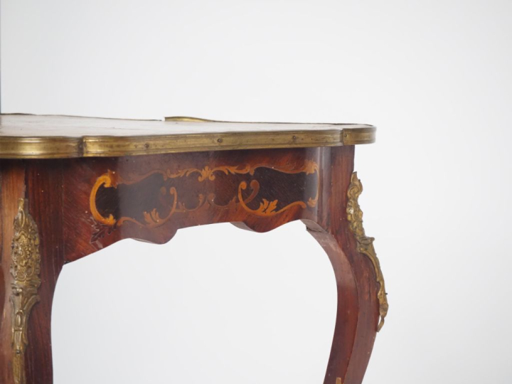 Table de salon Napoléon III de style Louis XV en marqueterie décor de 