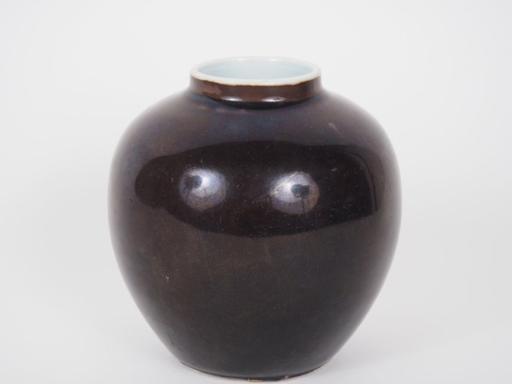 Chine, période Qing Petit vase ovoïde en porcelaine émaillée brun noir