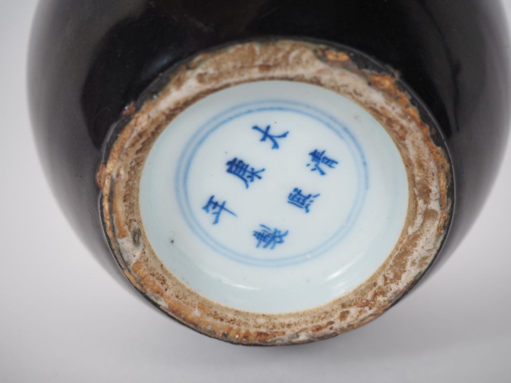 Chine, période Qing Petit vase ovoïde en porcelaine émaillée brun noir