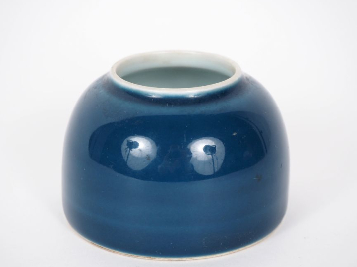 Chine, période Qing Godet de peintre en porcelaine émaillée bleu. Avec
