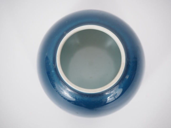 Chine, période Qing Godet de peintre en porcelaine émaillée bleu. Avec