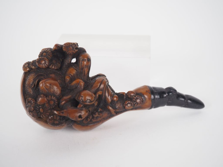 Chine, période Qing Pipe en bois sculpté et corne (?), figurant Li Bai