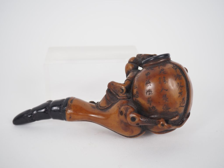 Chine, période Qing Pipe en bois sculpté et corne (?), figurant Li Bai