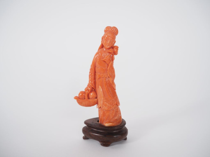 Statuette en corail, représentant une déesse du printemps tenant un pa