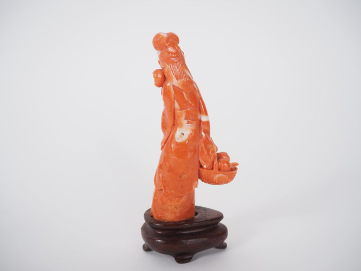 Statuette en corail, représentant une déesse du printemps tenant un pa