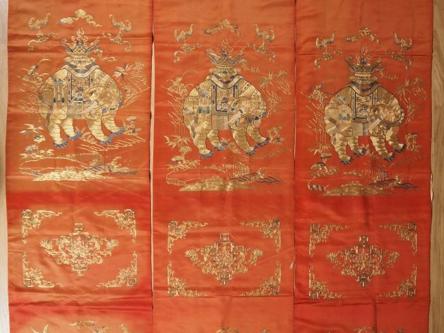 Chine,  XIXe siècle Ensemble de cinq tentures en soie et lin brodé, à 