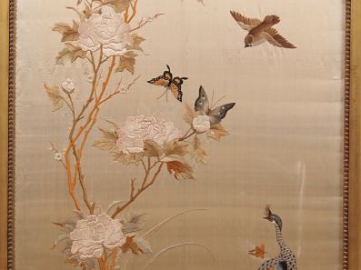 Chine, vers 1920 Panneau en soie beige, finement décoré d’un faisan pr