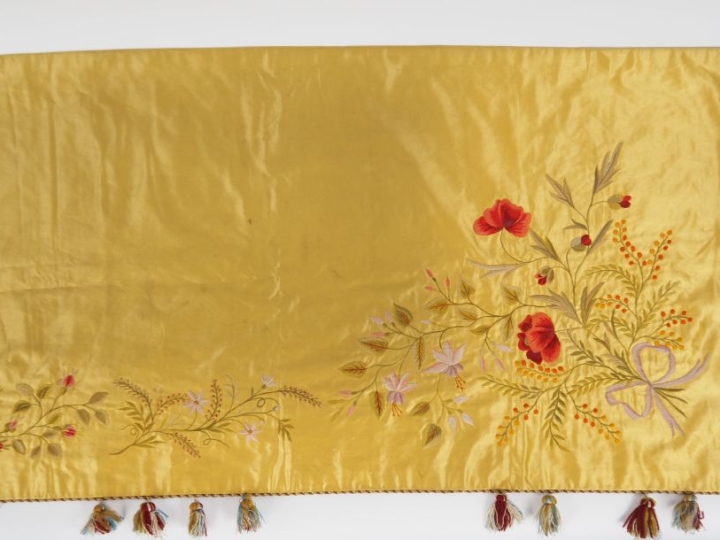 Devant d’autel en soie et lin brodé, à décor polychrome sur fond jaune