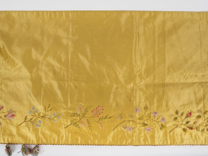 Devant d’autel en soie et lin brodé, à décor polychrome sur fond jaune