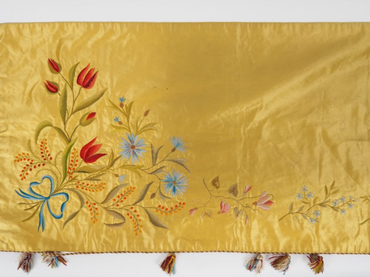 Devant d’autel en soie et lin brodé, à décor polychrome sur fond jaune