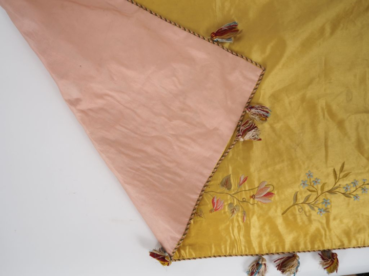 Devant d’autel en soie et lin brodé, à décor polychrome sur fond jaune