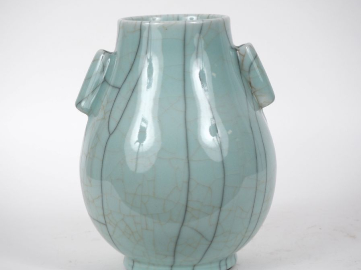 Chine, 1ère moitié du XXe siècle  Vase Hu en porcelaine émaillée célad