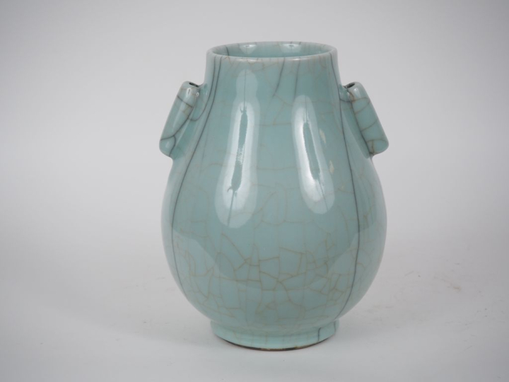 Chine, 1ère moitié du XXe siècle  Vase Hu en porcelaine émaillée célad