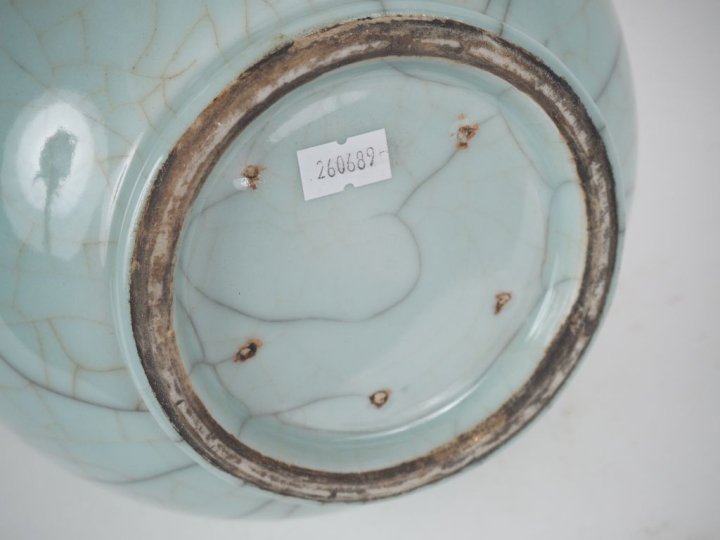 Chine, 1ère moitié du XXe siècle  Vase Hu en porcelaine émaillée célad