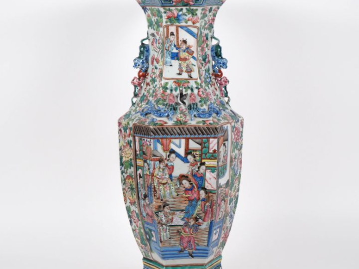 Chine, période Guangxu Grand vase balustre hexagonal en porcelaine et 