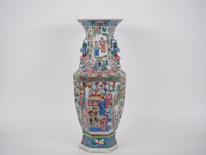 Chine, période Guangxu Grand vase balustre hexagonal en porcelaine et 