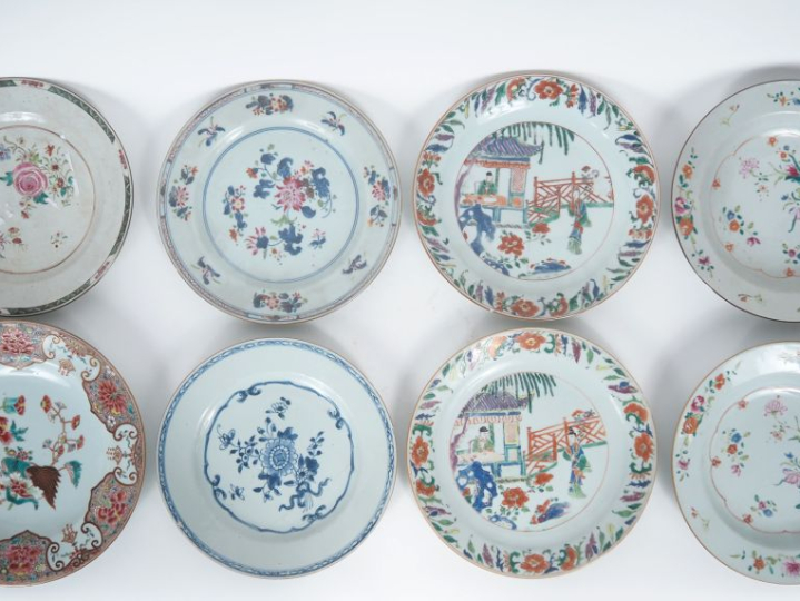 Chine, Compagnie des Indes, XVIIIe siècle Bel ensemble de porcelaines 