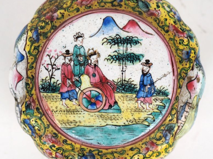Chine, XIXe siècle Petite boîte floriforme couverte en émaux famille r