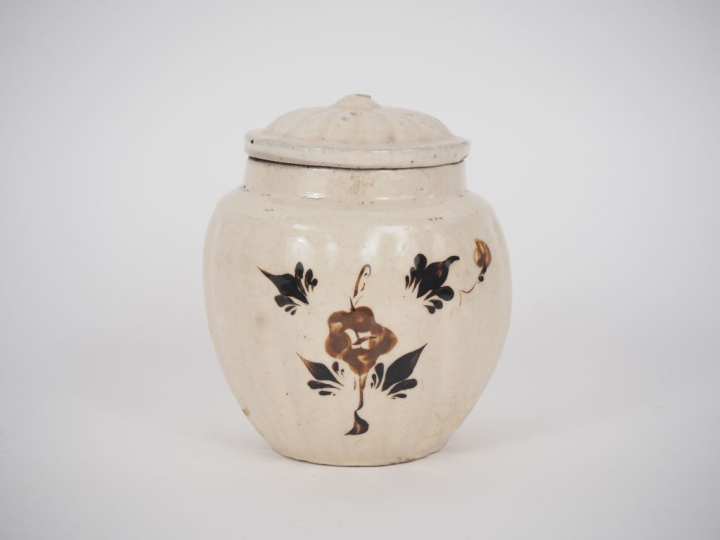 Chine, fin de la période Ming Petit pot couvert à panse godronné en cé