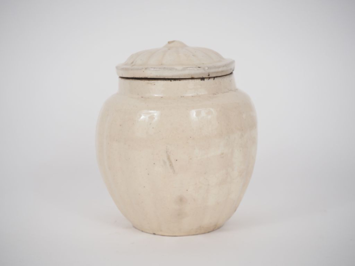 Chine, fin de la période Ming Petit pot couvert à panse godronné en cé