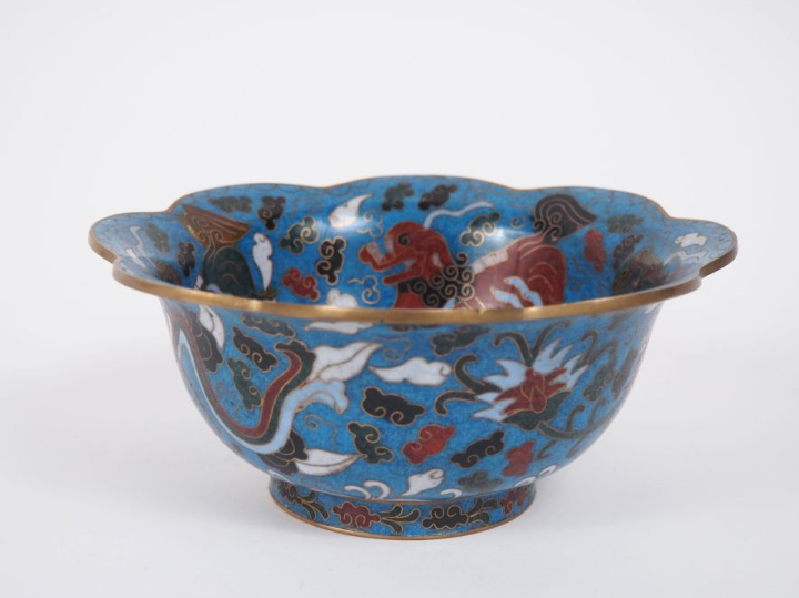 Chine, vers 1900 Coupe floriforme en émaux cloisonnés sur cuivre, à dé