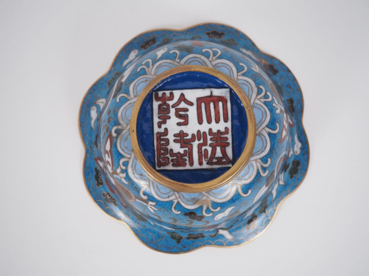 Chine, vers 1900 Coupe floriforme en émaux cloisonnés sur cuivre, à dé