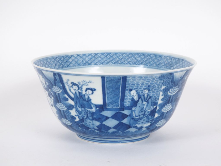 Chine, XVIIIe  Coupe en porcelaine blanche, à décor en bleu sous couve