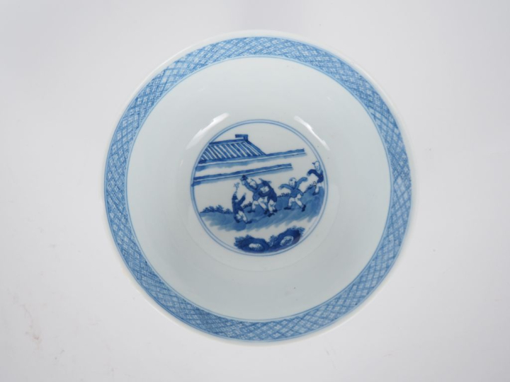 Chine, XVIIIe  Coupe en porcelaine blanche, à décor en bleu sous couve