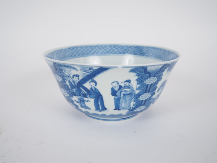 Chine, XVIIIe  Coupe en porcelaine blanche, à décor en bleu sous couve