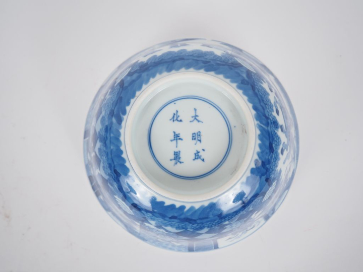 Chine, XVIIIe  Coupe en porcelaine blanche, à décor en bleu sous couve