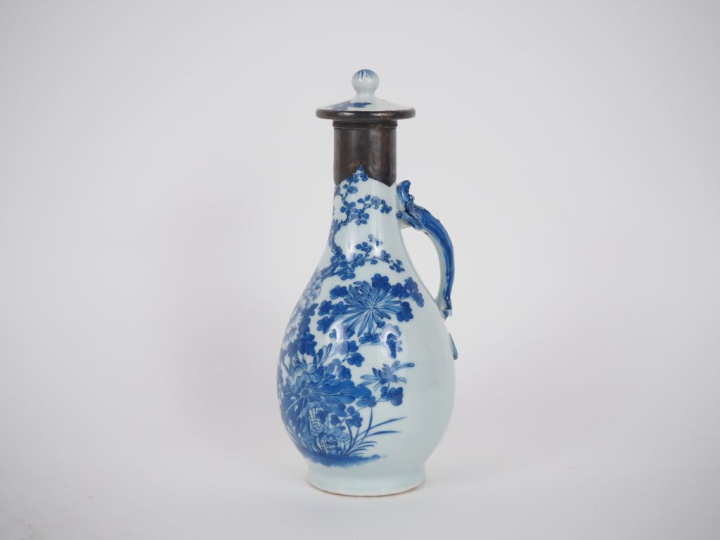 Chine, XIXe siècle  Vase piriforme couvert en porcelaine blanche à déc
