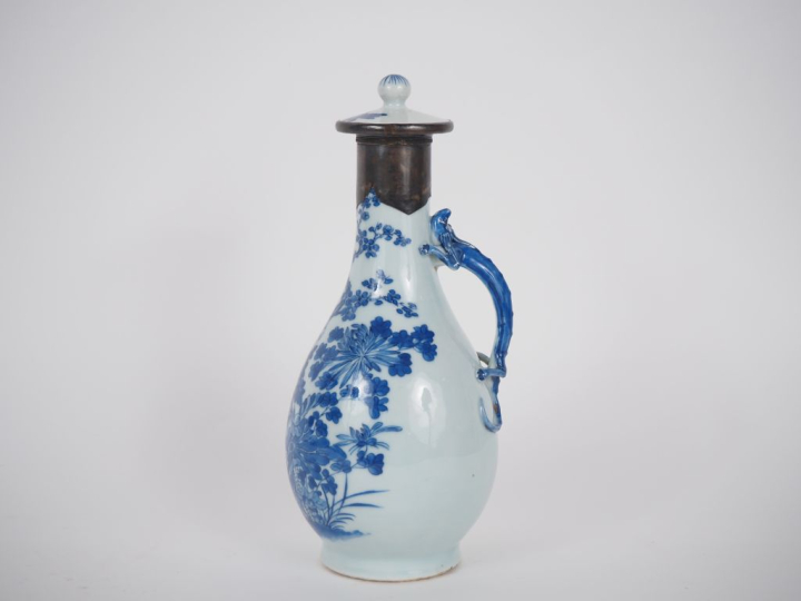 Chine, XIXe siècle  Vase piriforme couvert en porcelaine blanche à déc